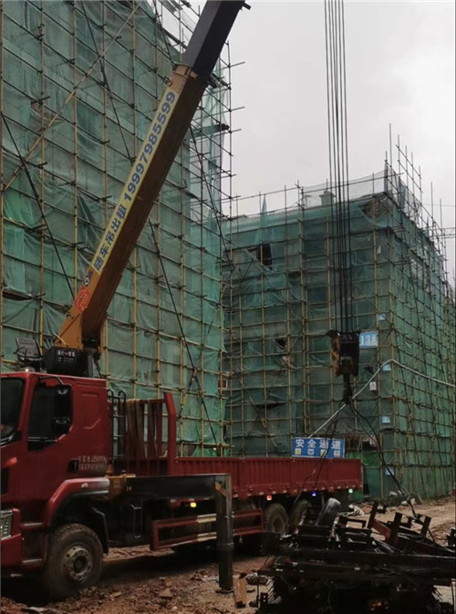 通化市“慢工细活”—— 吊车的 “微动控制” 技术