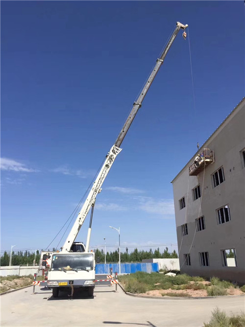 通化市“轻装强干”—— 吊车的 “轻量化臂架” 技术
